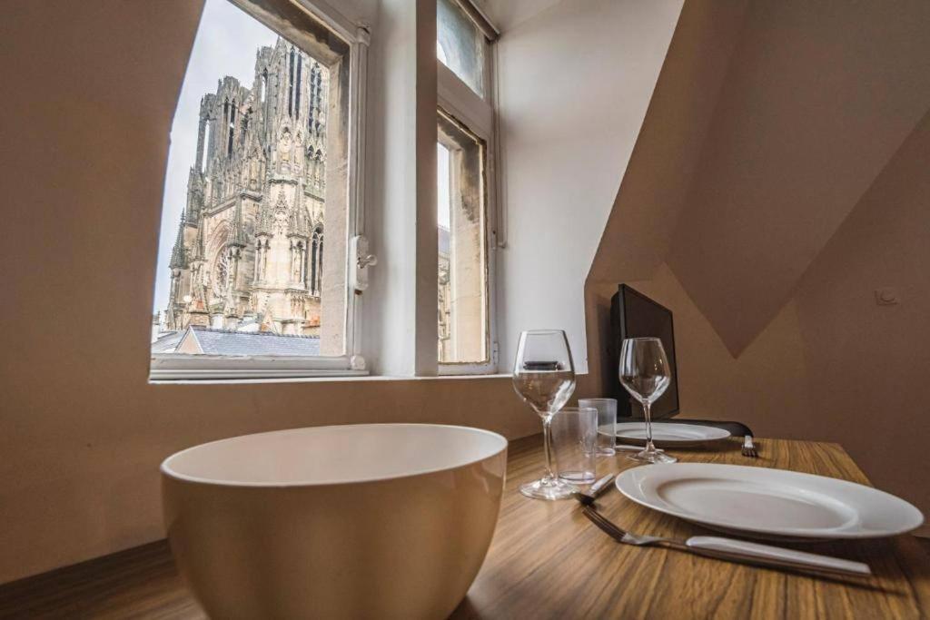 Family Avec Vue Sur La Cathedrale De Reims Apartment Luaran gambar